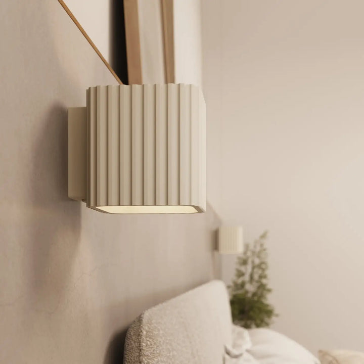 Applique murale Riff carrée en aluminium beige, fixée au mur, vue rapprochée