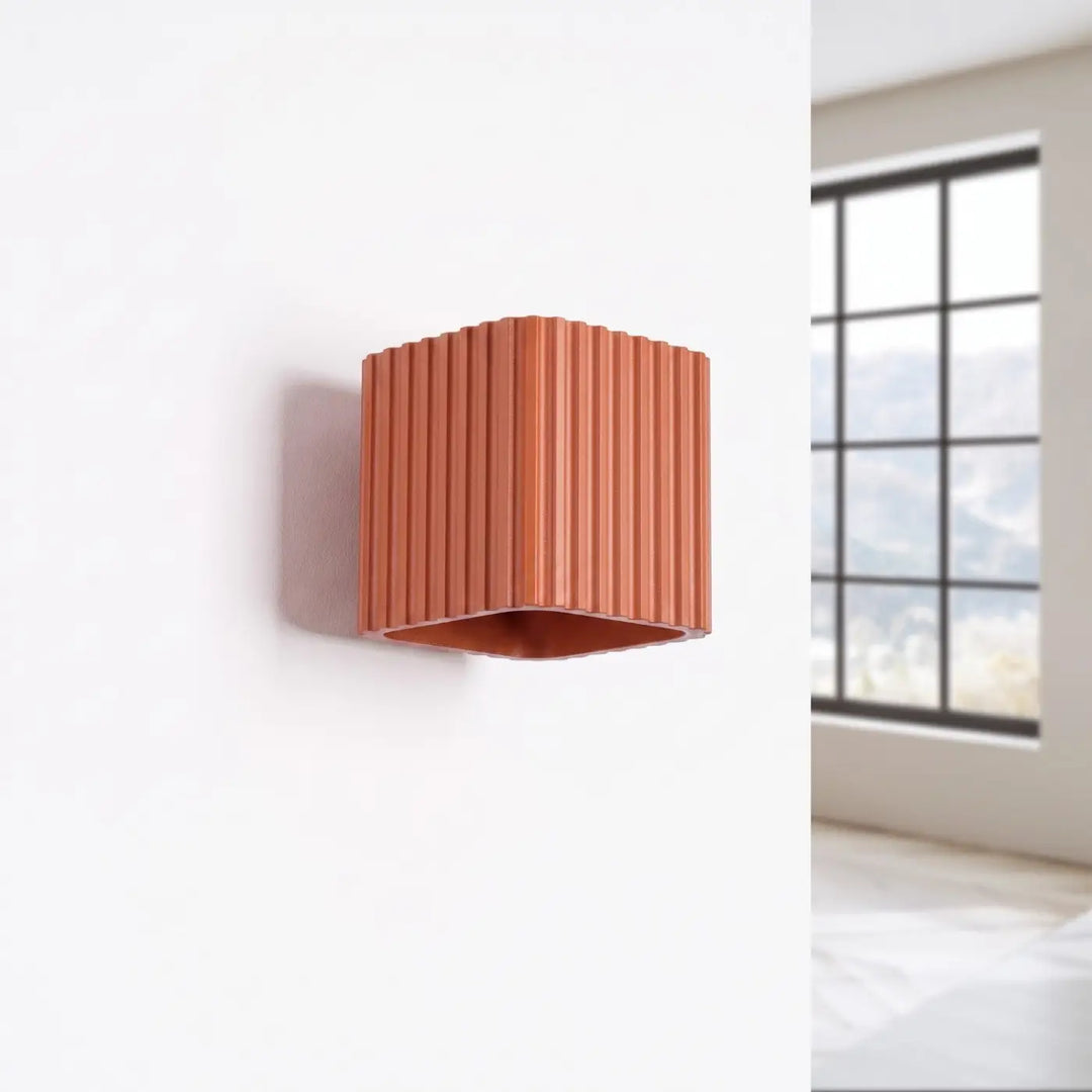 Applique murale Riff carrée en aluminium ocre rouge, éteinte