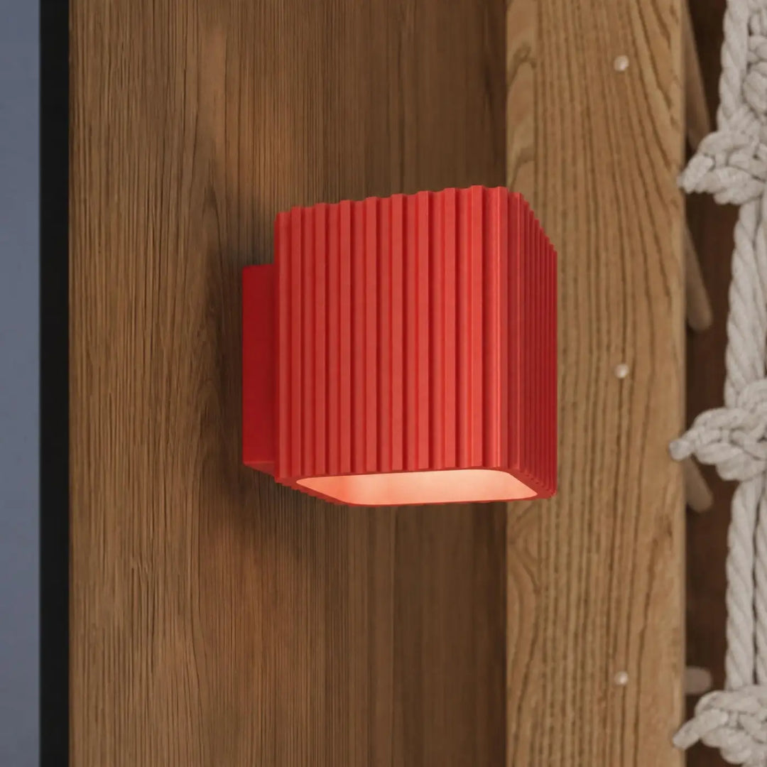 Applique murale Riff carrée en aluminium rouge, fixée au mur, vue rapprochée