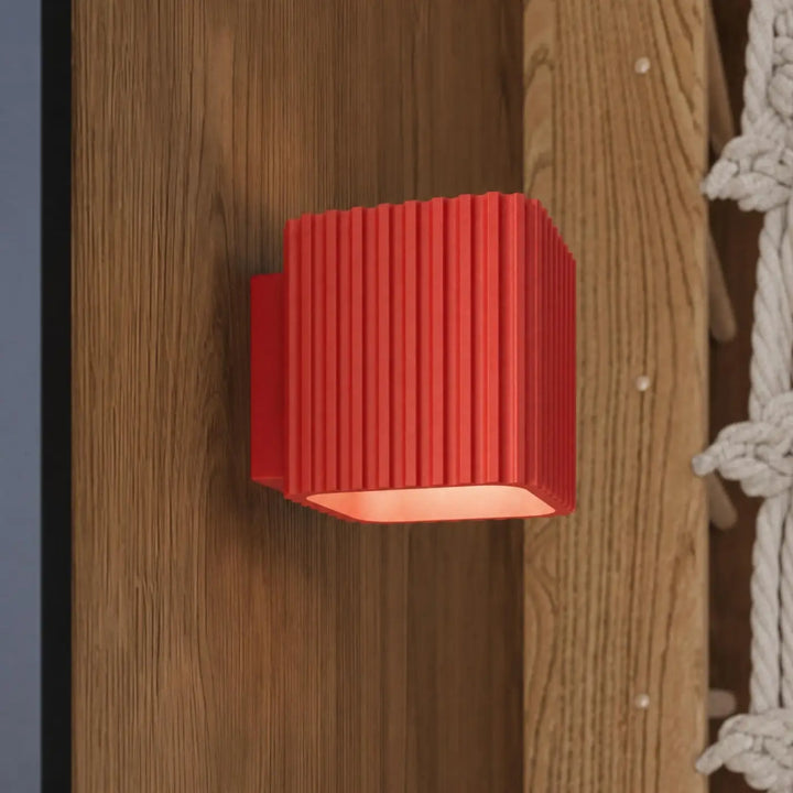 Applique murale Riff carrée en aluminium rouge, fixée au mur, vue rapprochée