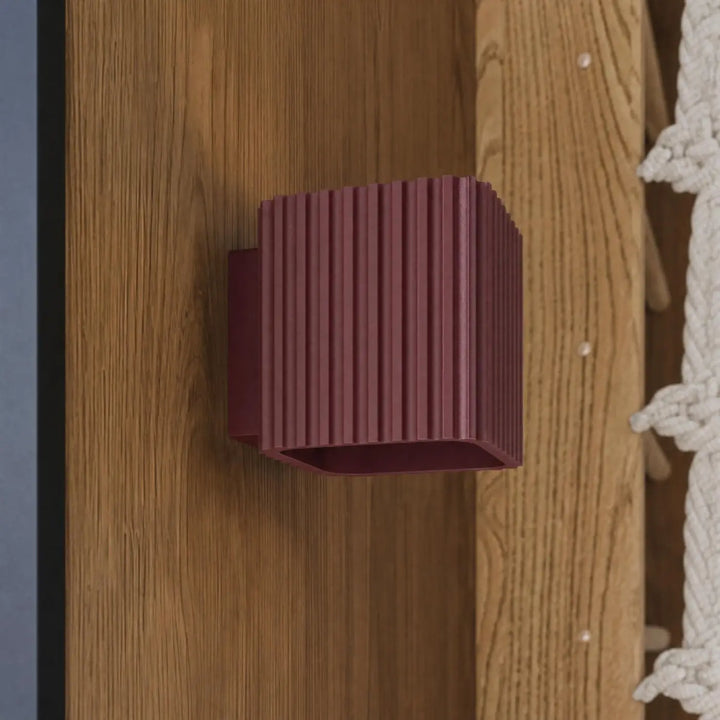 Applique murale Riff carrée en aluminium bordeaux, fixée au mur, vue rapprochée