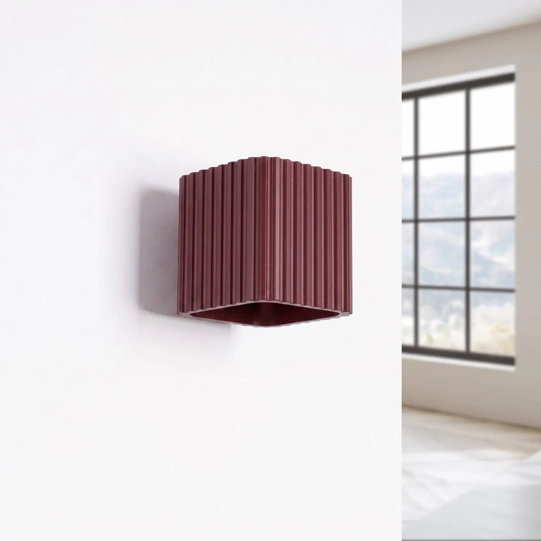 Applique murale Riff carrée en aluminium bordeaux, éteinte