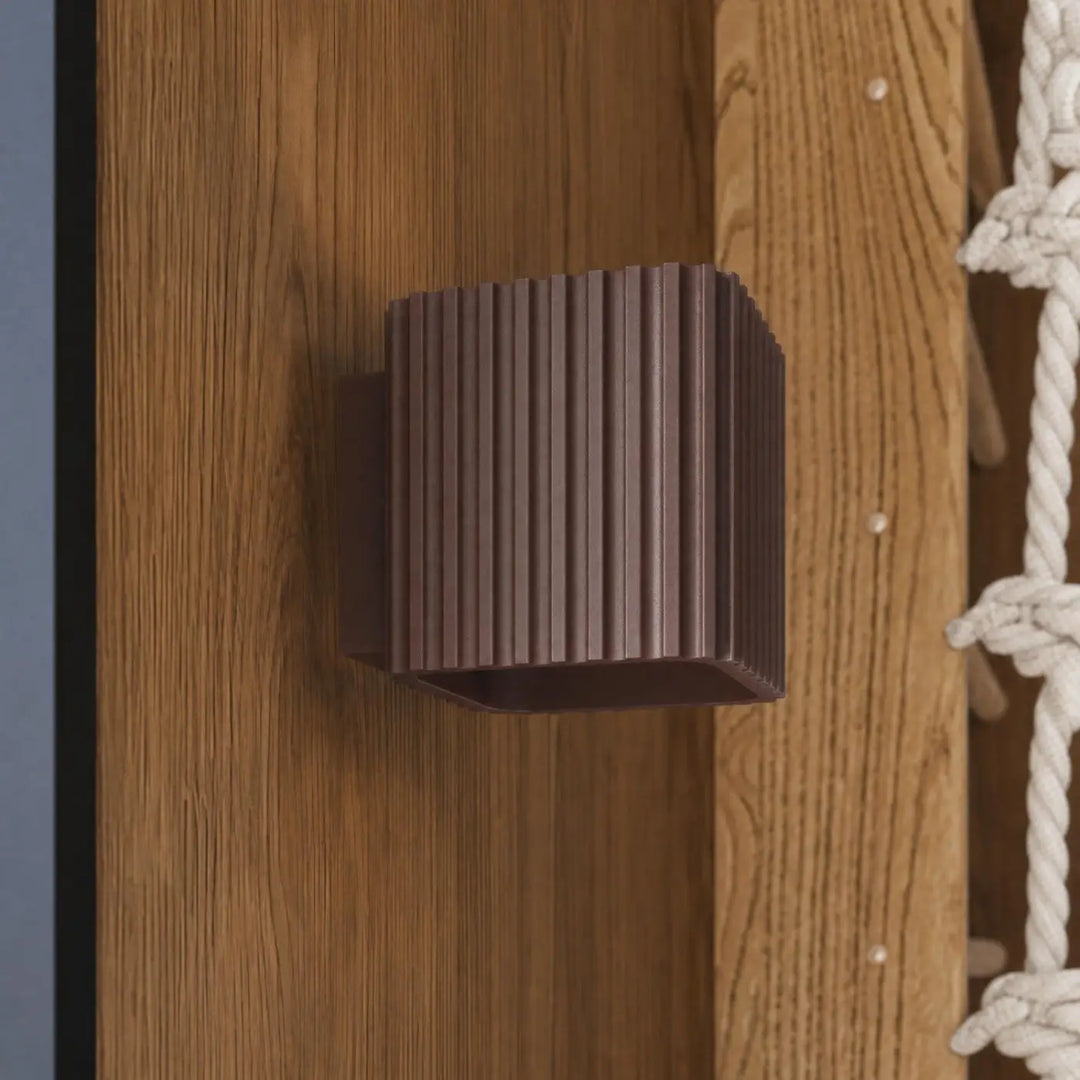 Applique murale Riff carrée en aluminium marron, fixée au mur, vue rapprochée