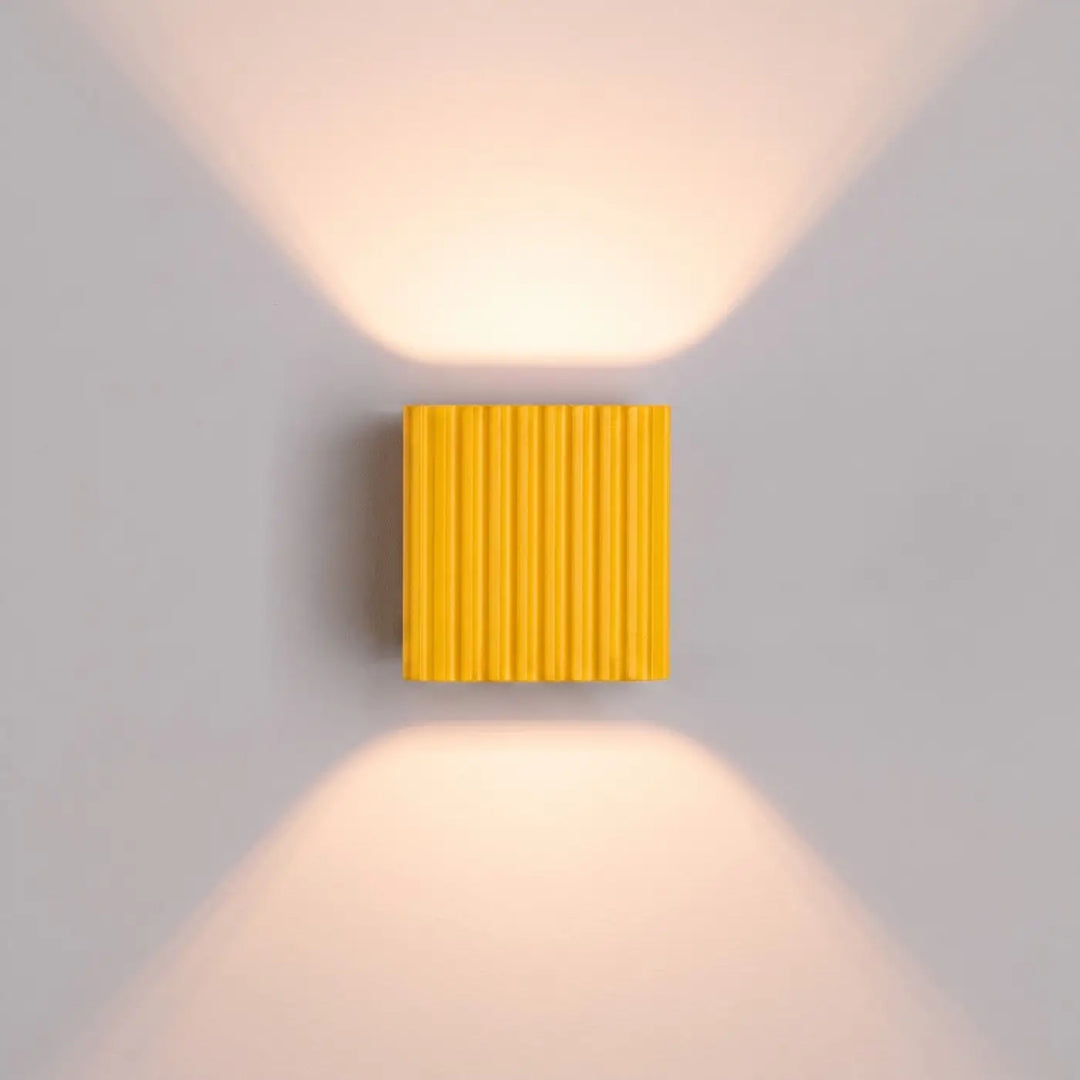 Applique murale Riff carrée en aluminium jaune, détail des cannelures