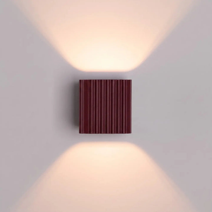 Applique murale Riff carrée en aluminium bordeaux, détail des cannelures