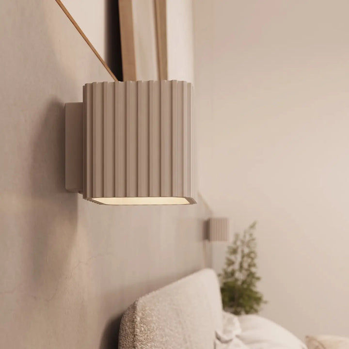 Applique murale Riff carrée en aluminium taupe, fixée au mur, vue rapprochée