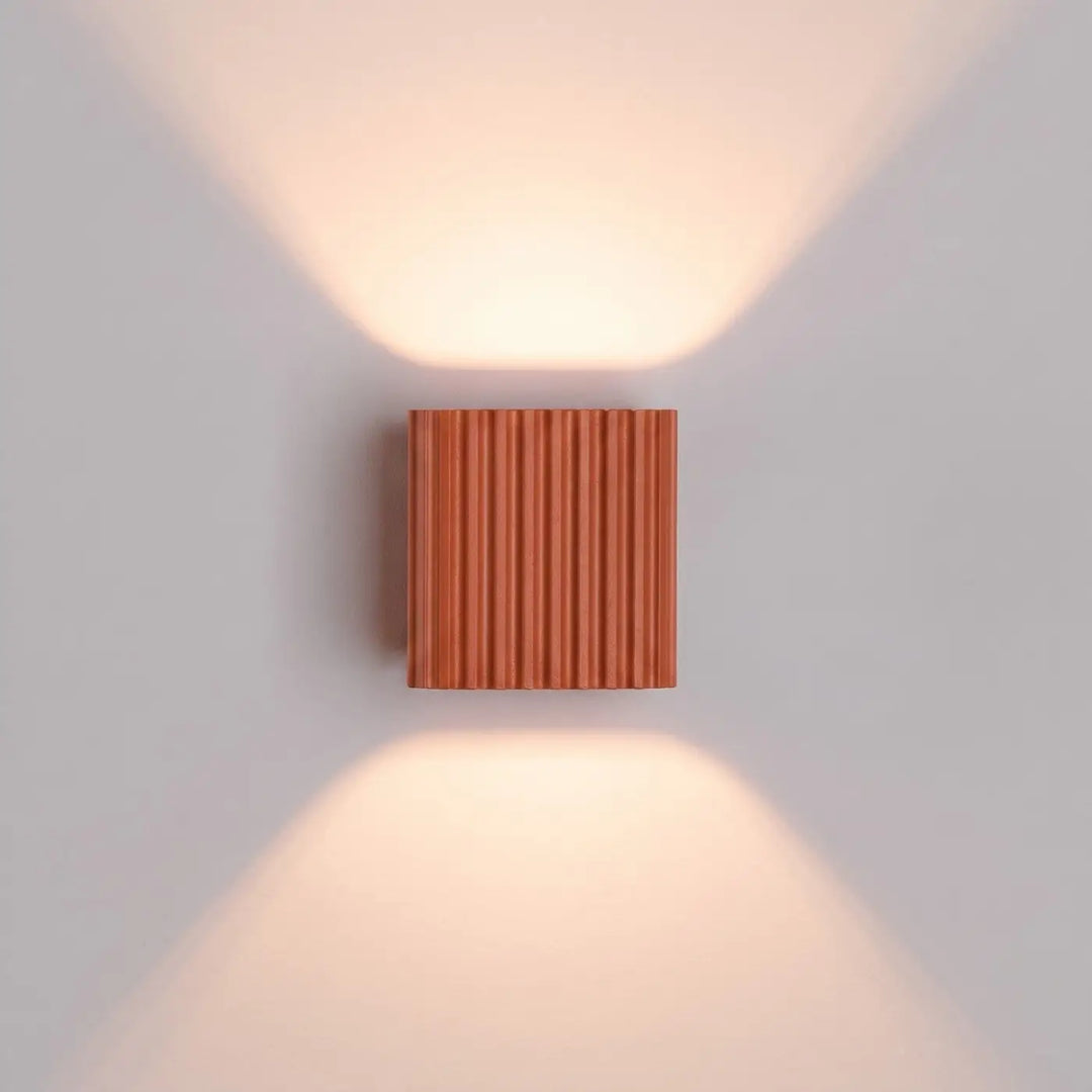 Applique murale Riff carrée en aluminium ocre rouge, détail des cannelures