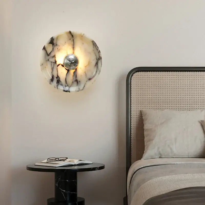 Applique murale chic et moderne en marbre avec détail laiton