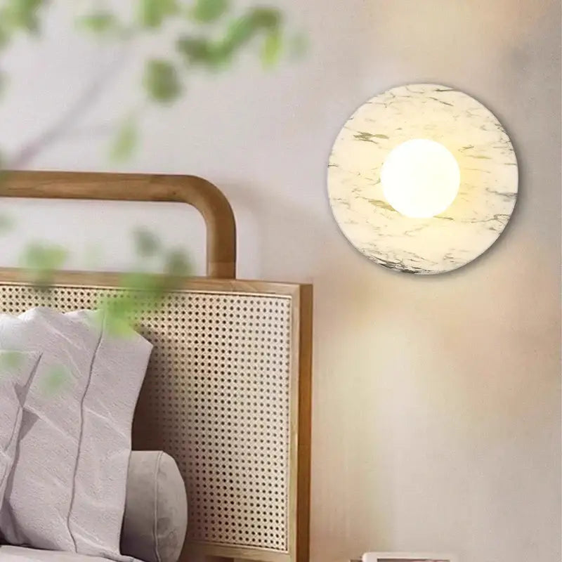 Applique murale chic et moderne en marbre avec détail laiton