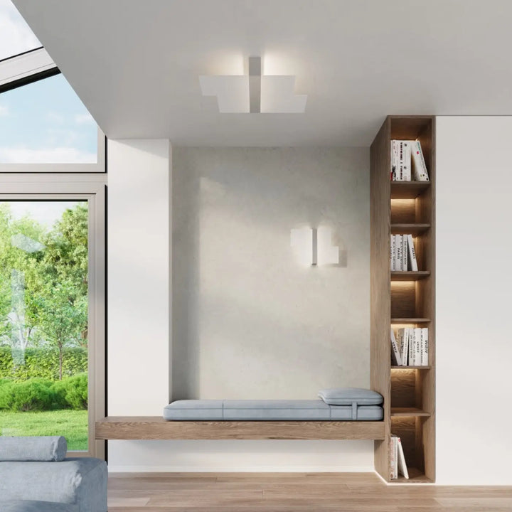 Banc tapissé gris clair avec cadre en bois et bibliothèque intégrée design intemporel pour chambre à coucher