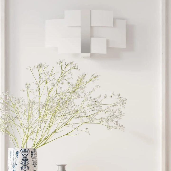 Applique murale cellia chrome avec panneaux carrés superposés en verre blanc met au design intemporel blanc met magnifiquement