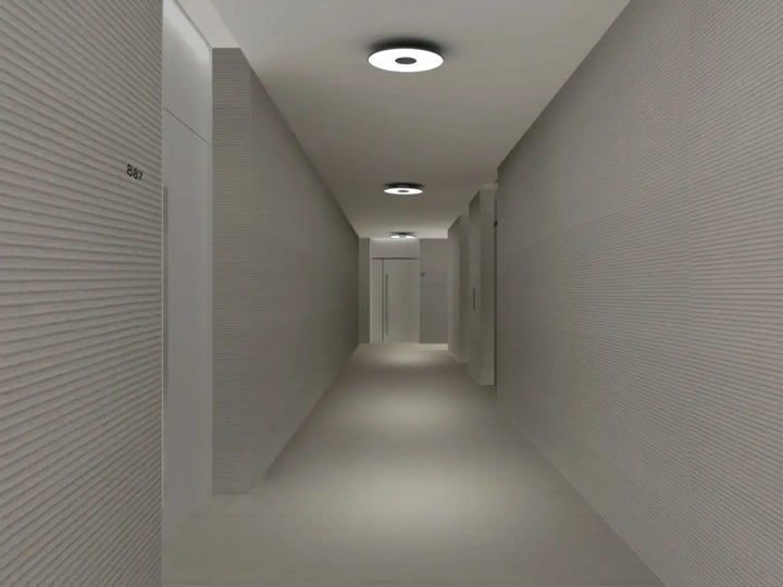 Circa Flush posée au plafond d'un couloir