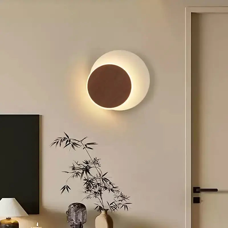 Applique murale circulaire LED avec rond en bois marron

