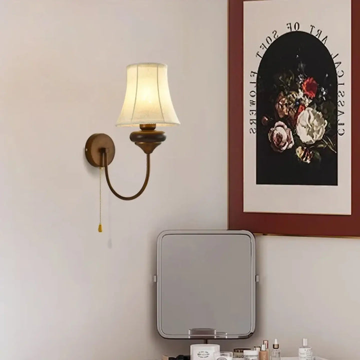 Applique murale classique en métal bronze avec un abat-jour en lin