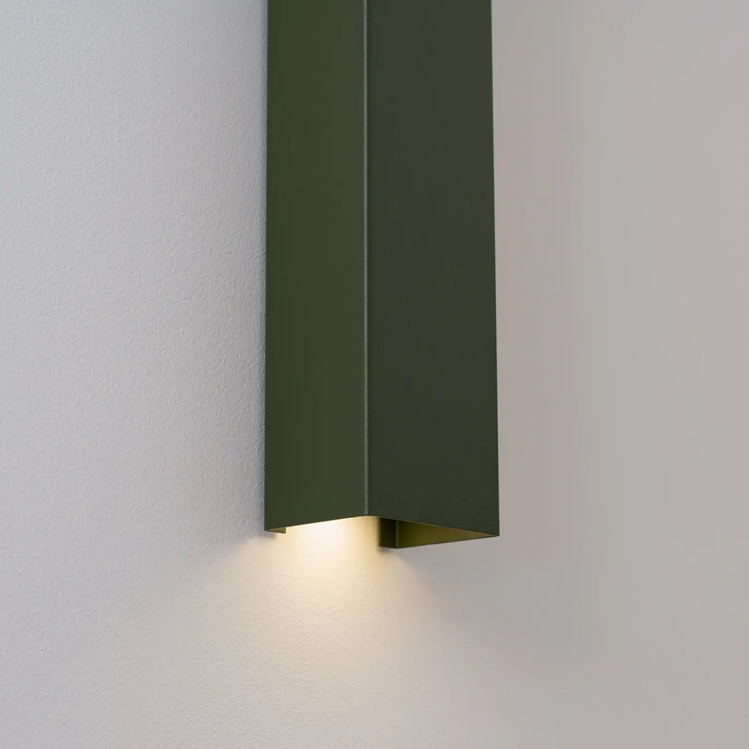 Applique murale FREYA vert olive allumée, détail de la sortie de lumière