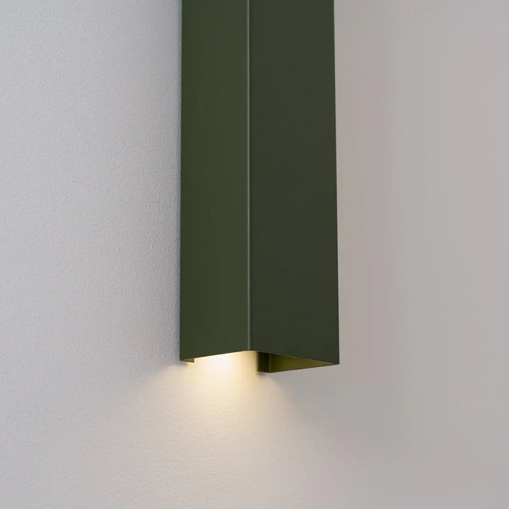 Applique murale FREYA vert olive allumée, détail de la sortie de lumière