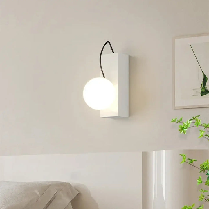 Applique murale colorée style contemporain avec boule blanche chic