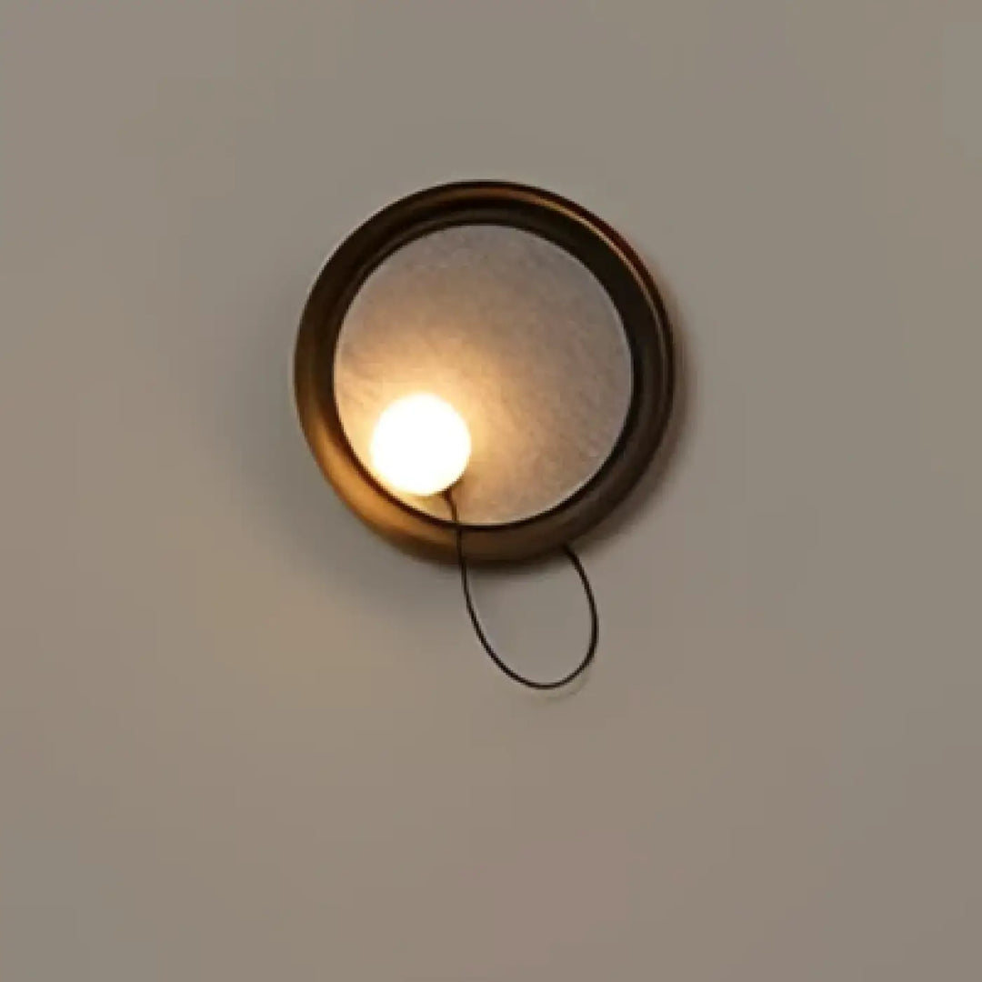 Applique murale contemporaine orluna en laiton rond avec miroir dépoli et cordon noir suspendu