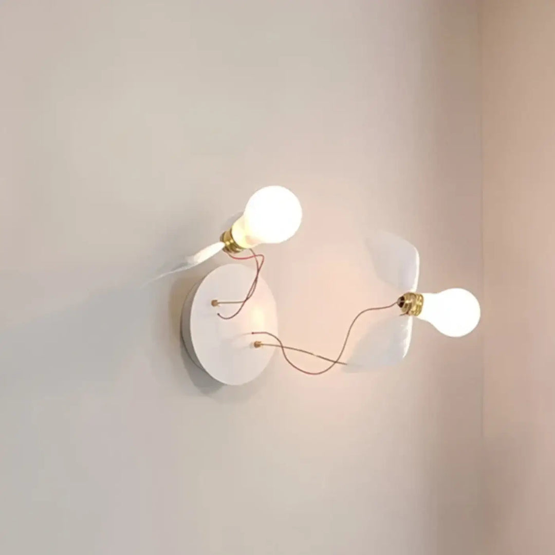Applique murale contemporaine artia minimaliste blanche avec deux ampoules apparentes et bases en laiton design élégant
