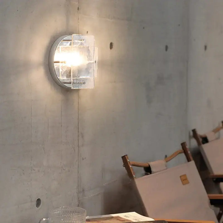 Applique murale couleur chrome avec façade en verre
