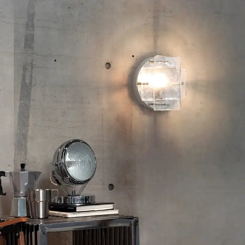 Applique murale couleur chrome avec façade en verre 