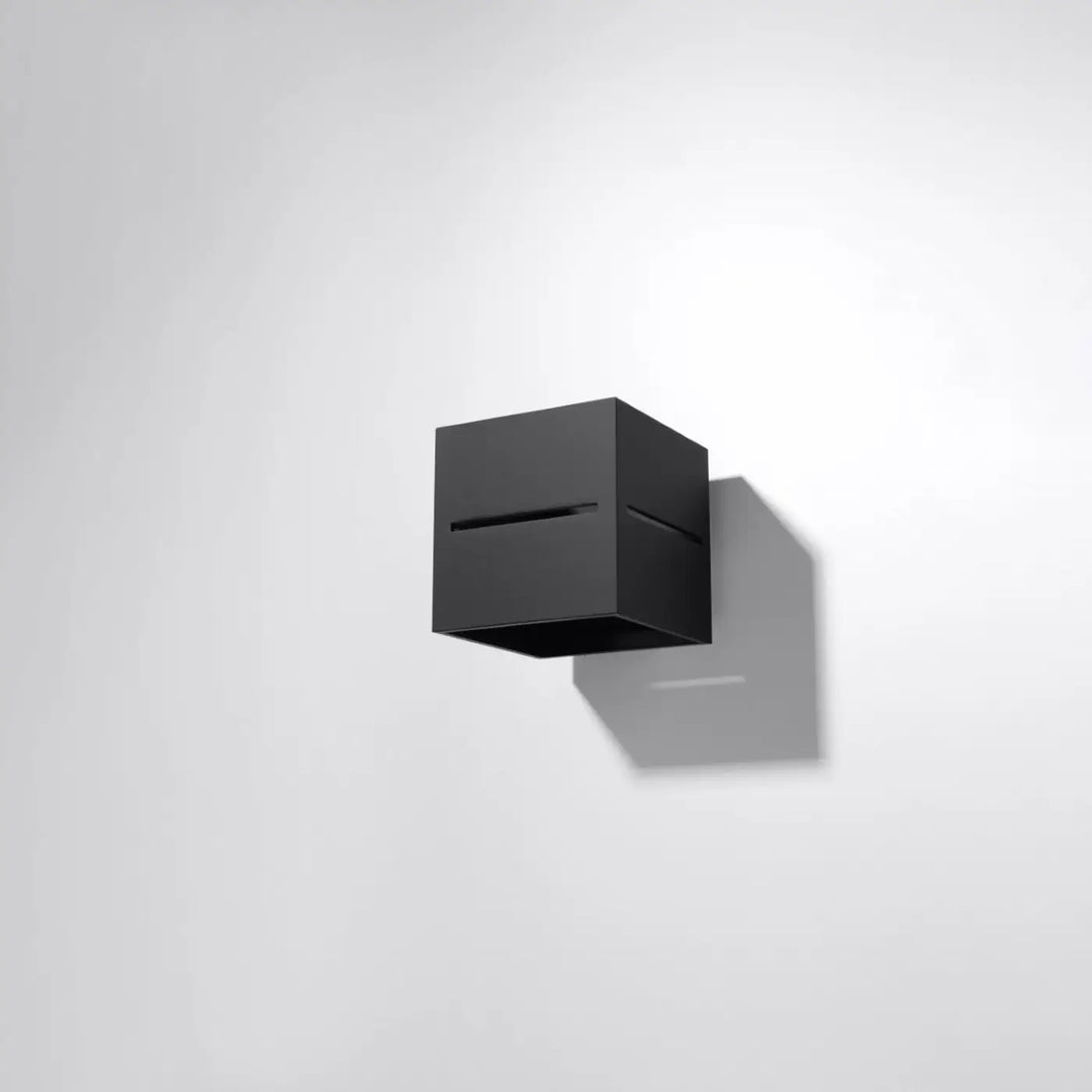 Applique murale lobo en aluminium épais noir mat avec fentes horizontales minimalistes vingt centimètres