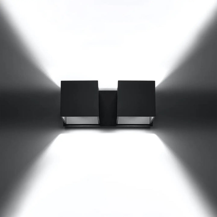 Applique murale quad en double cube noir mat avec design angulaire minimaliste pour éclairage intérieur
