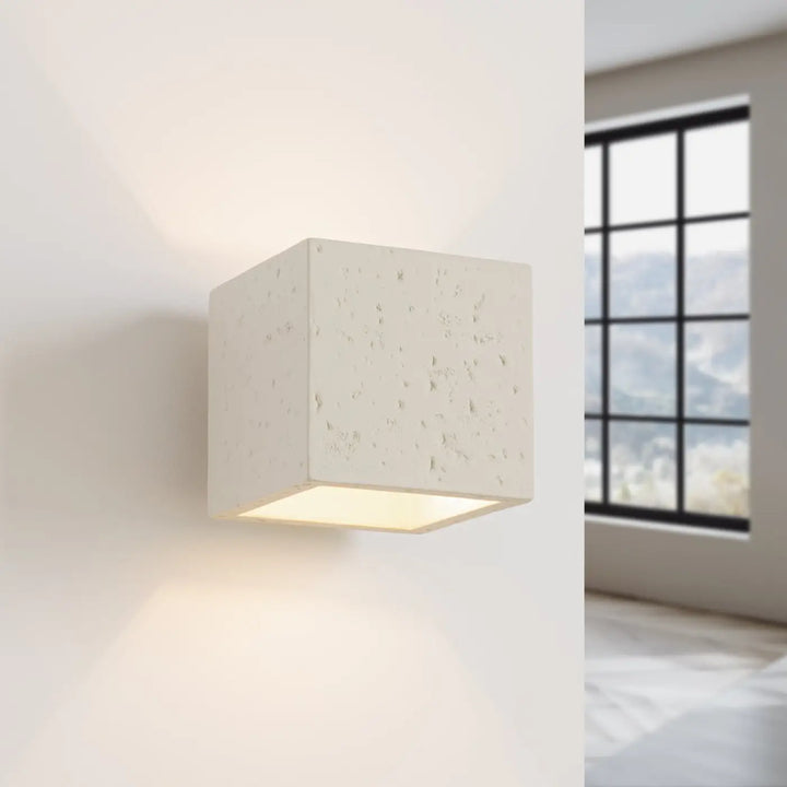 Applique Murale beige allumée, vue rapprochée