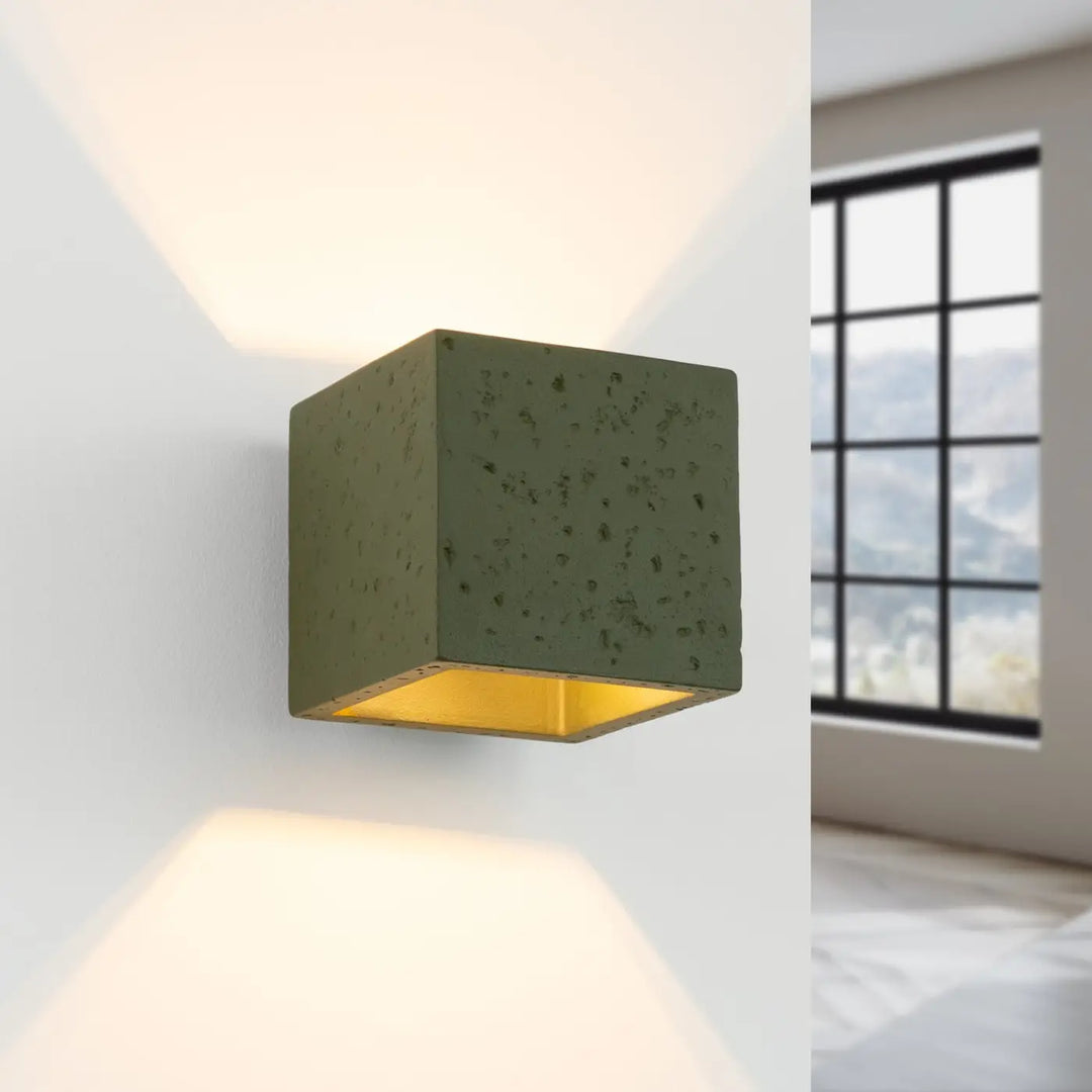 Applique Murale vert olive allumée, vue rapprochée