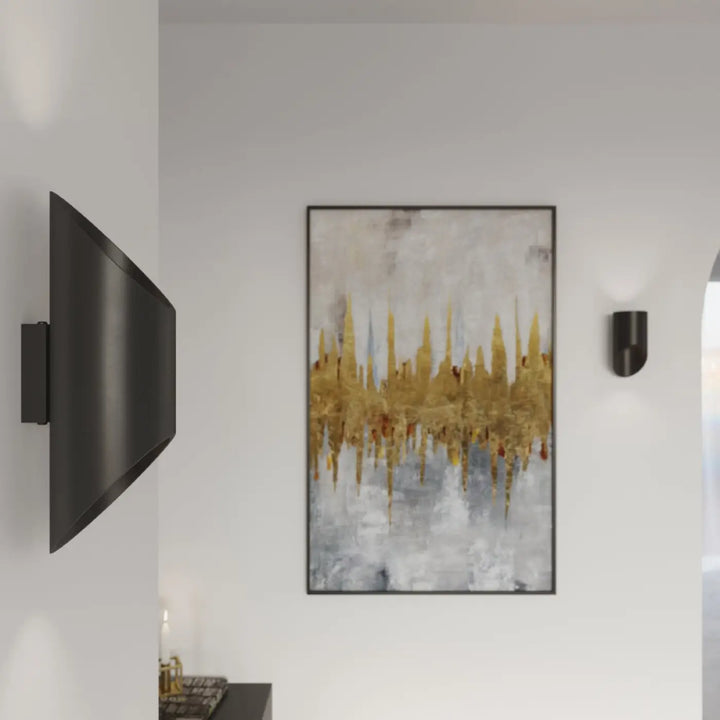 Applique murale penne 20 noir avec peinture abstraite moderne dorée sur fond gris et blanc texturé cadre noir module led