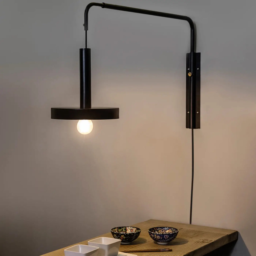 Applique Whizz extensible noire et or satiné dans un décor