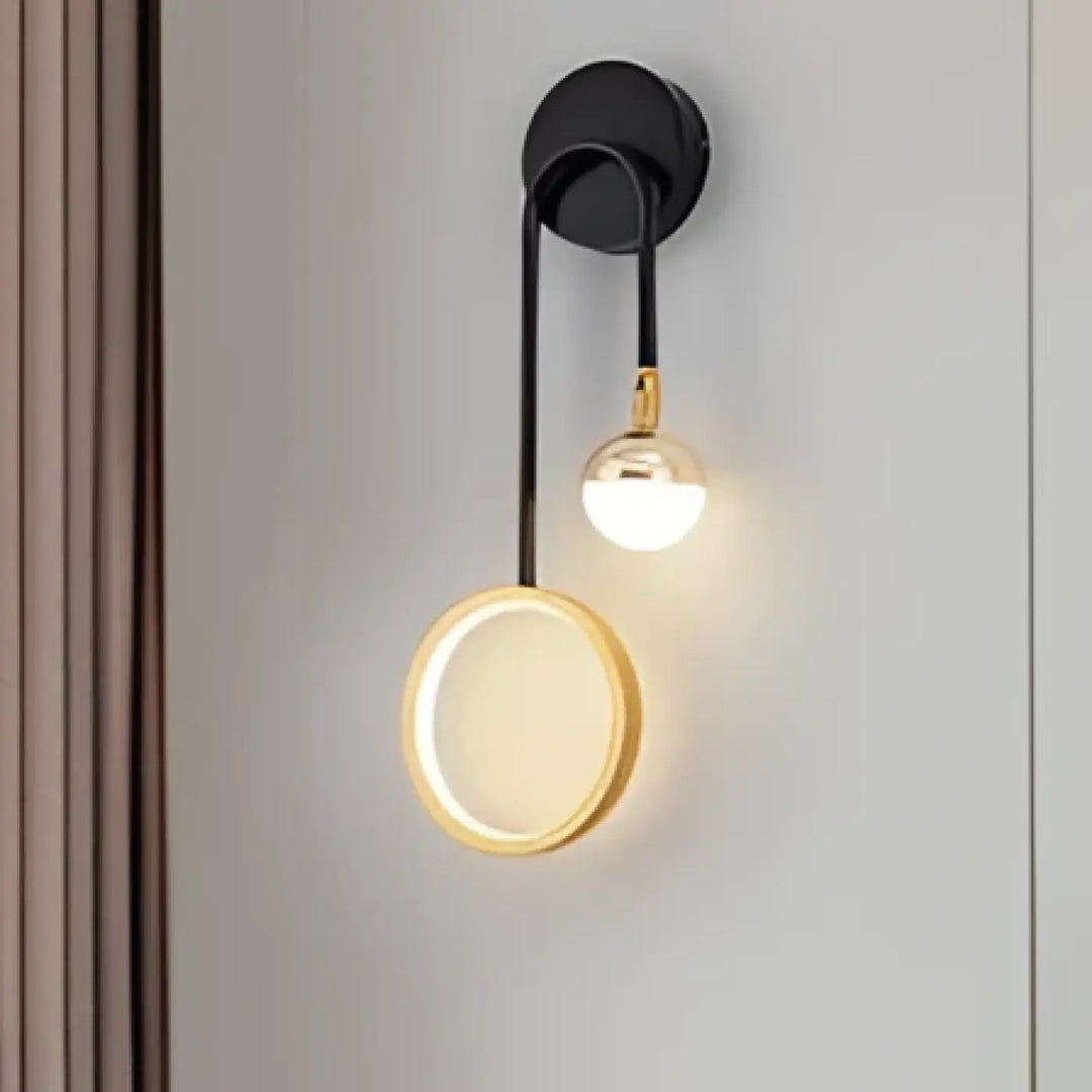 Applique murale orialis en métal noir avec anneau suspendu doré et ampoule en laiton pour un design moderne