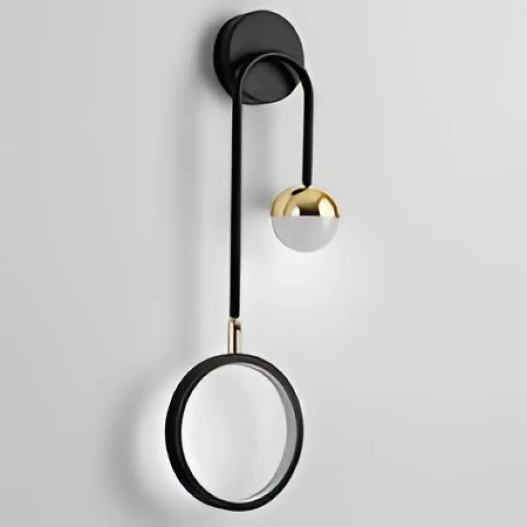 Applique murale orialis en noir et or avec bras courbé et deux globes lumineux design anneau suspendu