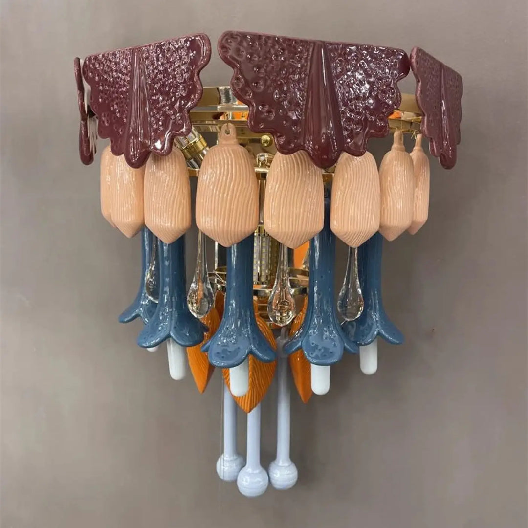Applique murale design avec dessus en céramique bordeaux texturée et pampilles colorées en verre pêche et fleurs en porcelaine bleue
