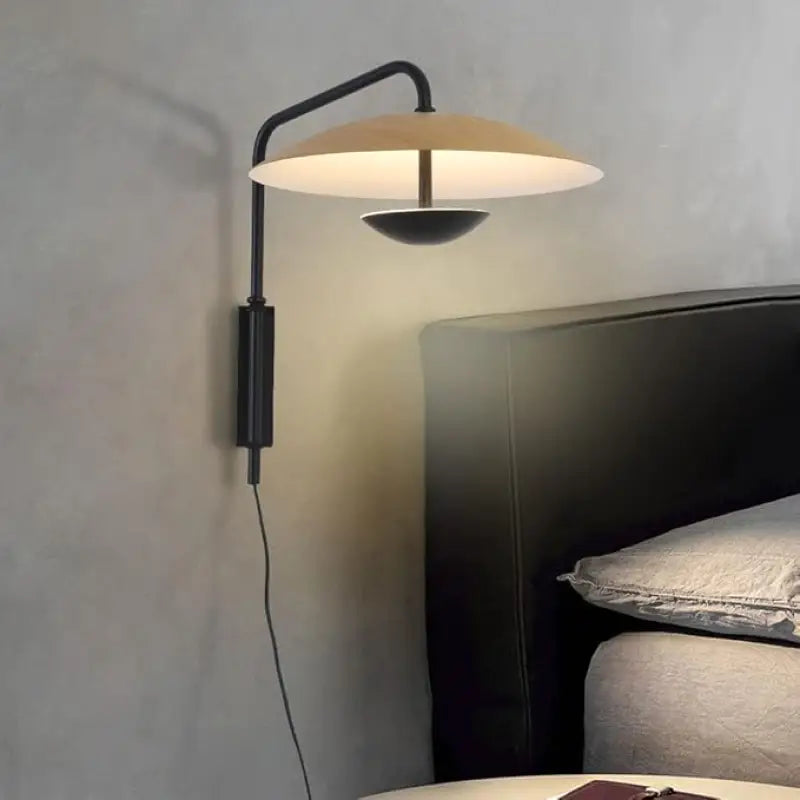 Applique murale design en bois clair et métal noir moderne