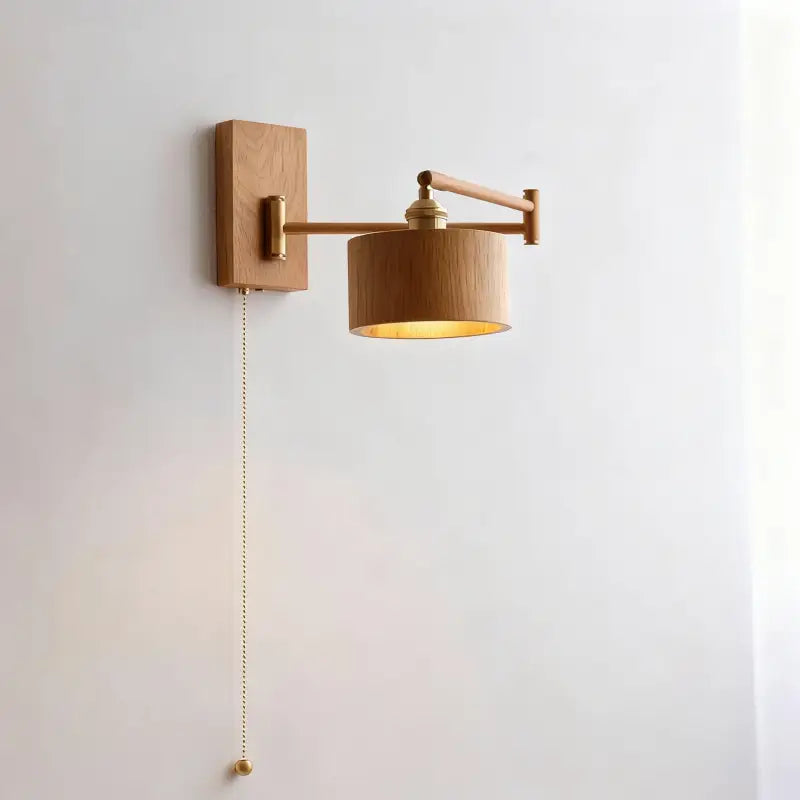 Applique murale design en bois et laiton avec bras orientable élégant