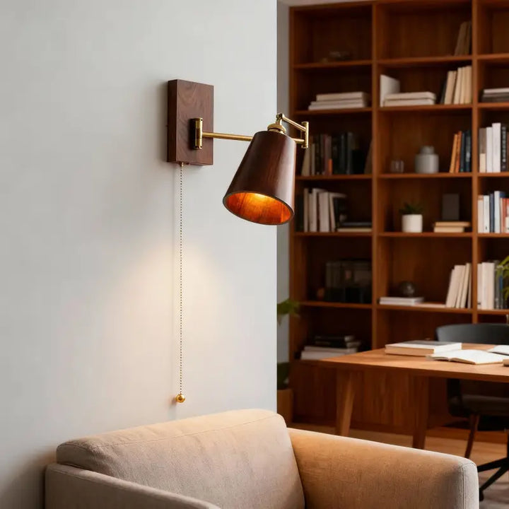 Applique murale design en bois et laiton avec bras orientable élégant