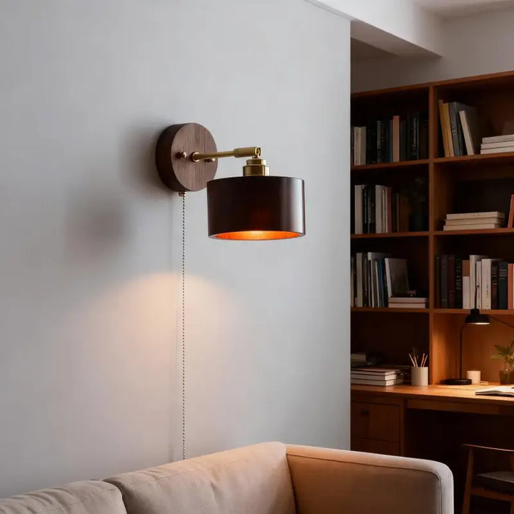 Applique murale design en bois et laiton avec bras orientable élégant