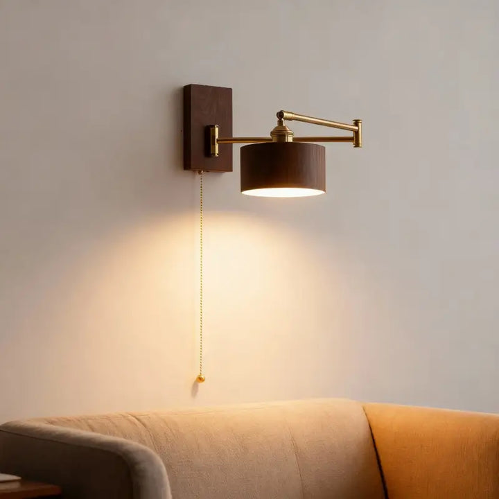 Applique murale design en bois et laiton avec bras orientable élégant