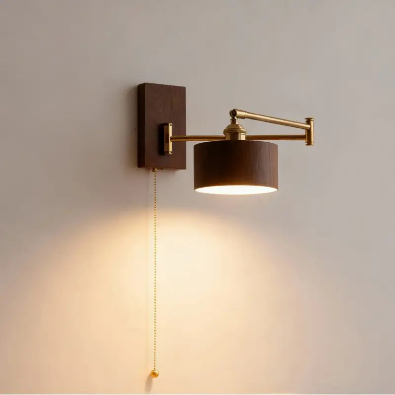 Applique murale design en bois et laiton avec bras orientable élégant