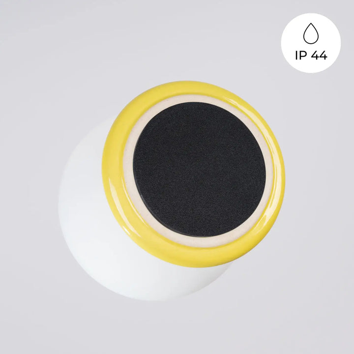 Applique murale zori jaune en céramique blanche avec bord jaune vif et intérieur noir, lampe zori aux qualités esthétiques et belle décoration