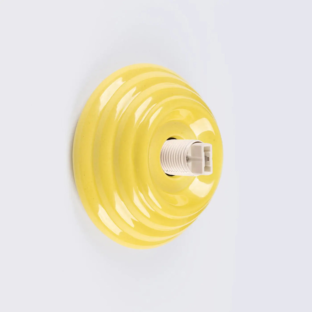 Applique murale zori jaune en céramique vibrante avec design en anneaux pour une belle décoration et qualités esthétiques