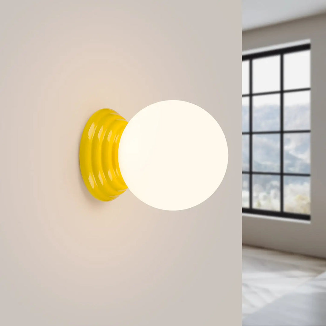 Applique murale lampe zori jaune avec globe en verre dépoli pour une belle décoration aux qualités esthétiques
