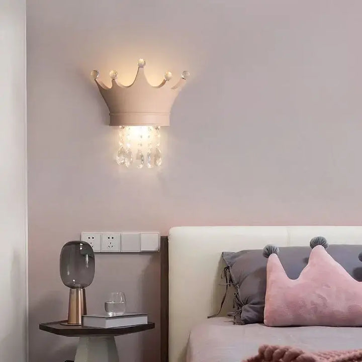 Applique murale design couronne avec pampilles pour chambre enfant