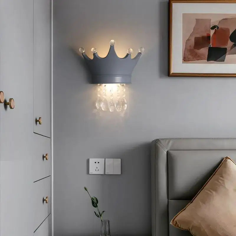 Applique murale design couronne avec pampilles pour chambre enfant