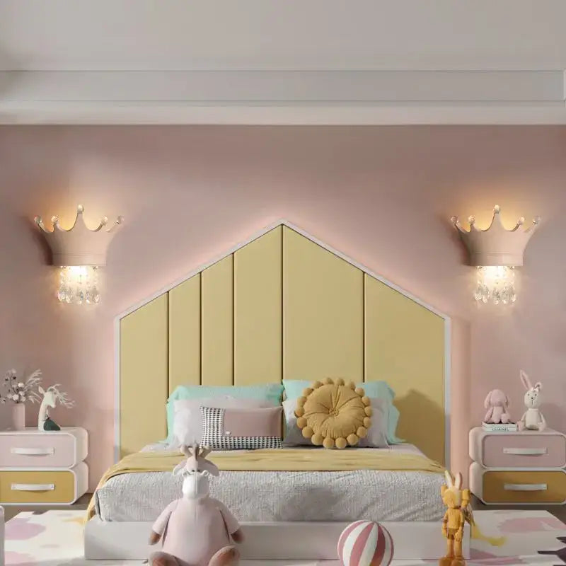 Applique murale design couronne avec pampilles pour chambre enfant
