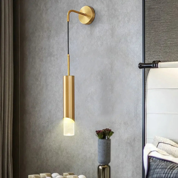 Applique murale design dorée avec un diffuseur en verre opalin
