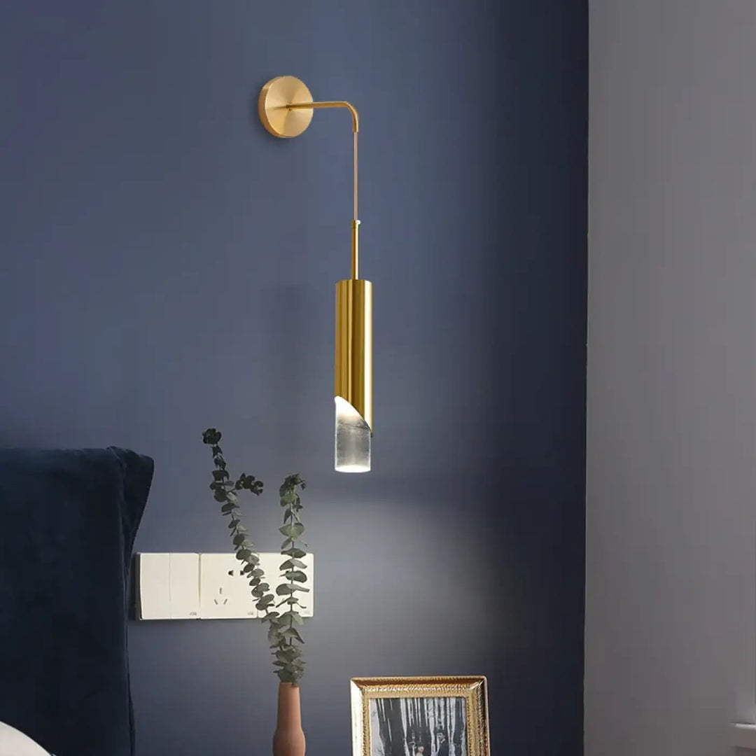 Applique murale design dorée avec un diffuseur en verre opalin