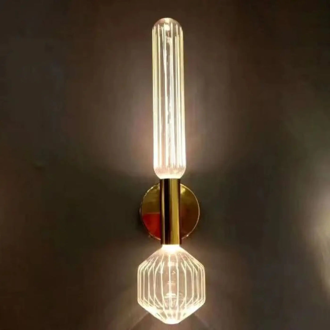 Applique murale belor avec globe en cristal facetté et verre cannelé clair sur base en laiton poli cipher multi