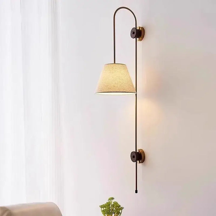 Applique Murale Design En Laiton Avec Abat Jour En Tissu

